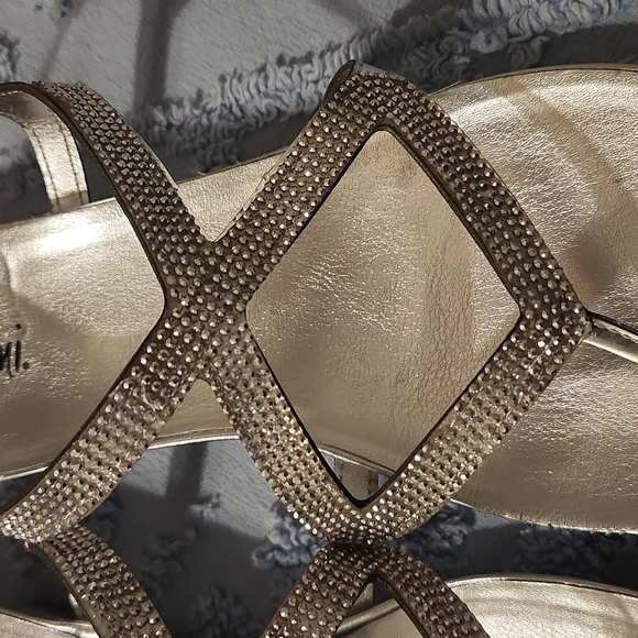 !!CLOSET CLEAR OUT - LAST CHANCE!!Sandals, Sz 7.5, Silver - Picture 3 of 9